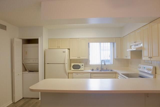 For Sale: $179,000 (2 beds, 2 baths, 948 Square Feet)
