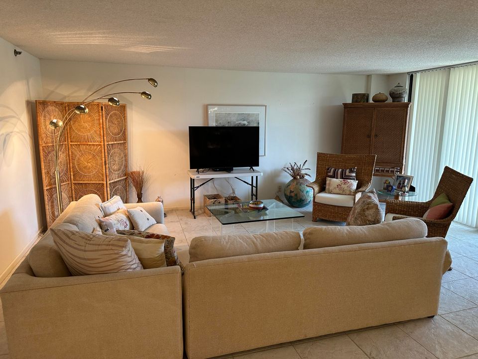 Active With Contract: $3,500 (2 beds, 2 baths, 1533 Square Feet)