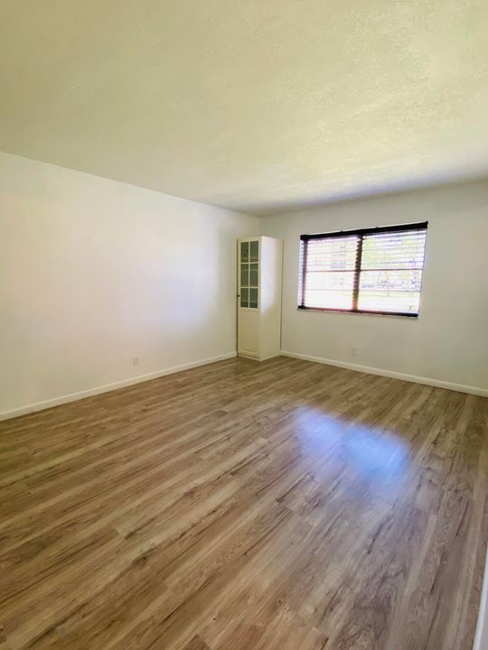 Active With Contract: $169,999 (1 beds, 1 baths, 741 Square Feet)