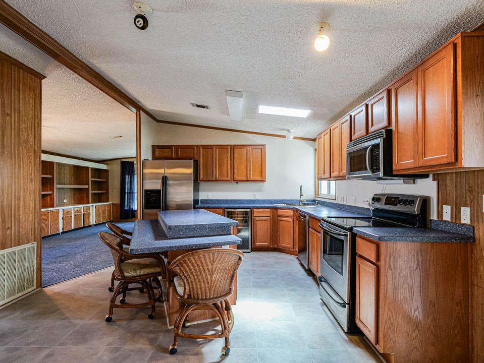 For Sale: $184,900 (2 beds, 2 baths, 1292 Square Feet)
