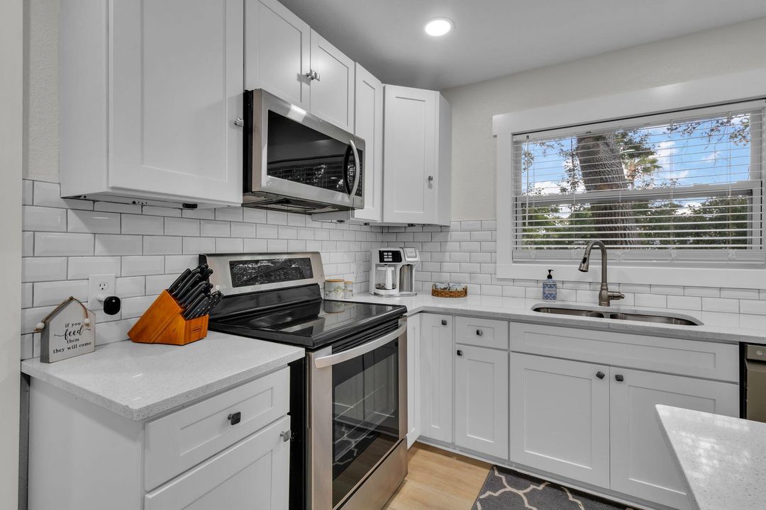 For Sale: $360,000 (2 beds, 2 baths, 1009 Square Feet)