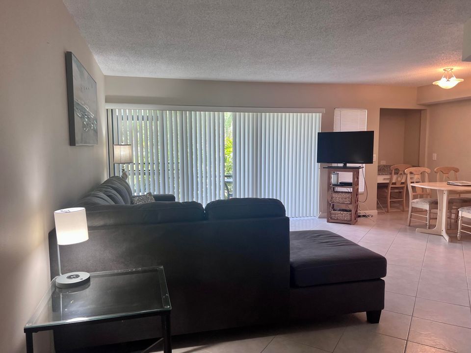 For Sale: $359,000 (1 beds, 1 baths, 704 Square Feet)