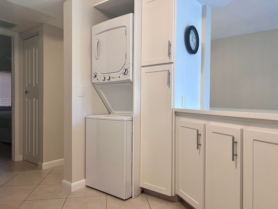 For Sale: $359,000 (1 beds, 1 baths, 704 Square Feet)