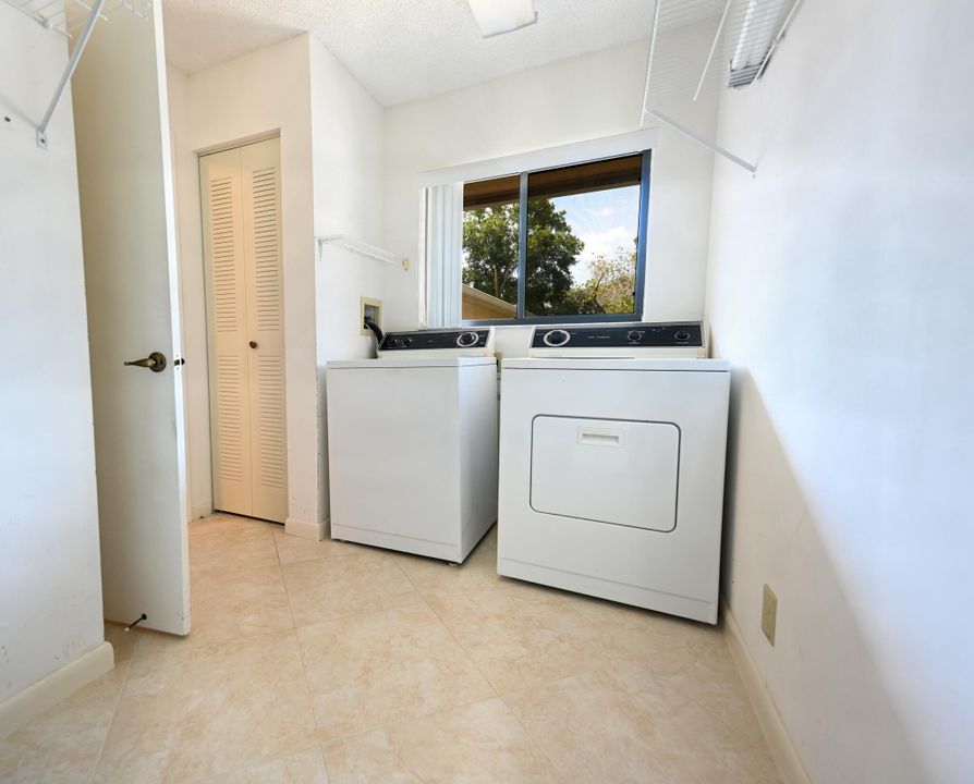 For Sale: $199,900 (2 beds, 2 baths, 1125 Square Feet)
