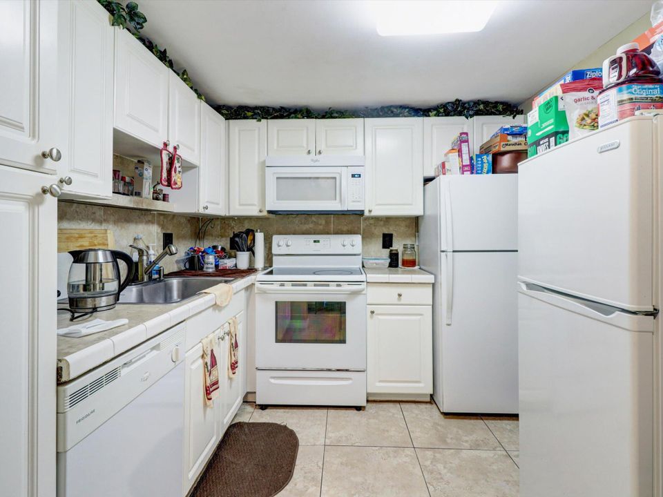 Active With Contract: $149,000 (2 beds, 1 baths, 840 Square Feet)