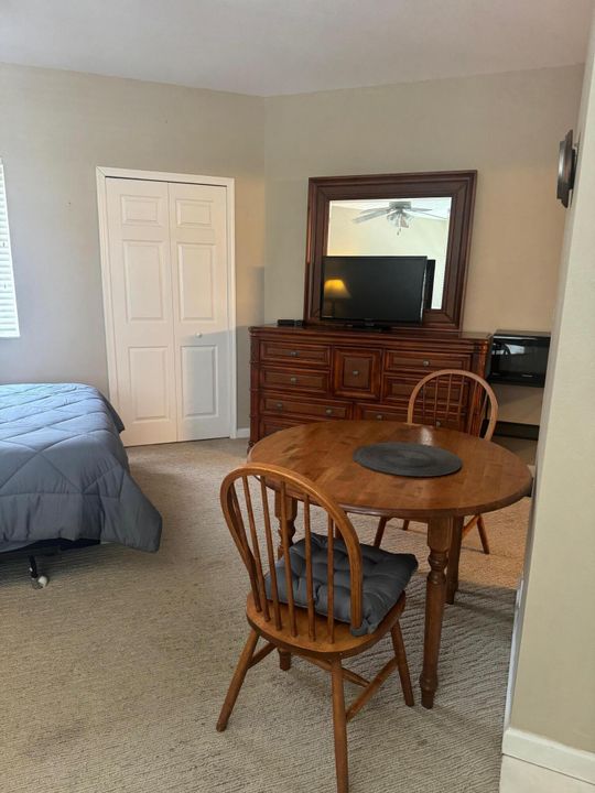 Active With Contract: $1,195 (1 beds, 1 baths, 400 Square Feet)