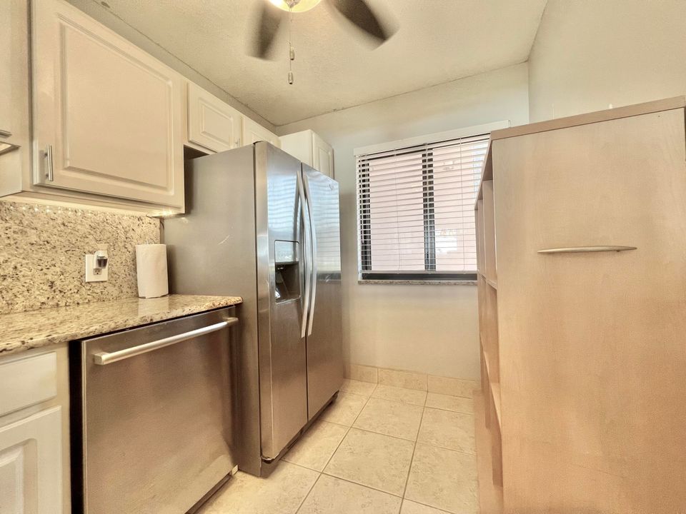 For Sale: $165,000 (1 beds, 1 baths, 725 Square Feet)