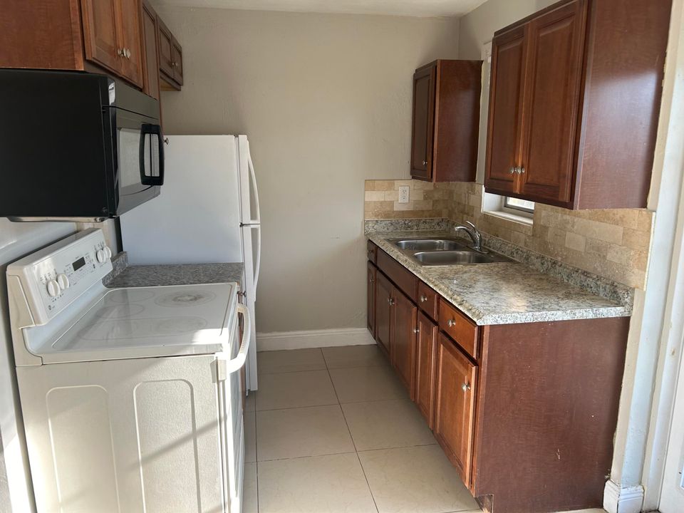 For Sale: $295,000 (3 beds, 1 baths, 864 Square Feet)