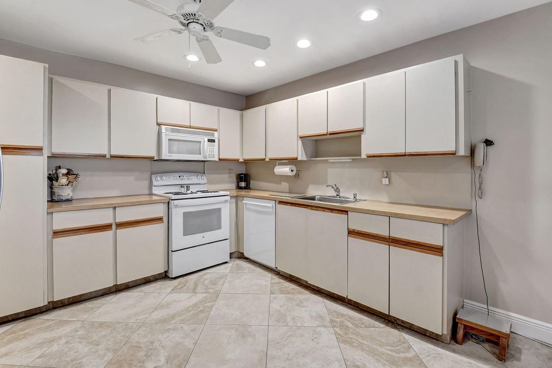 Active With Contract: $199,000 (2 beds, 2 baths, 1335 Square Feet)