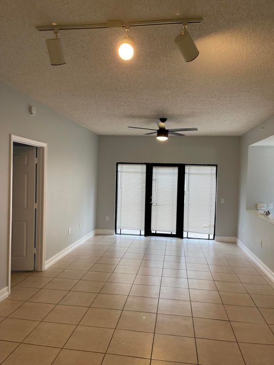 Active With Contract: $2,700 (3 beds, 2 baths, 1278 Square Feet)