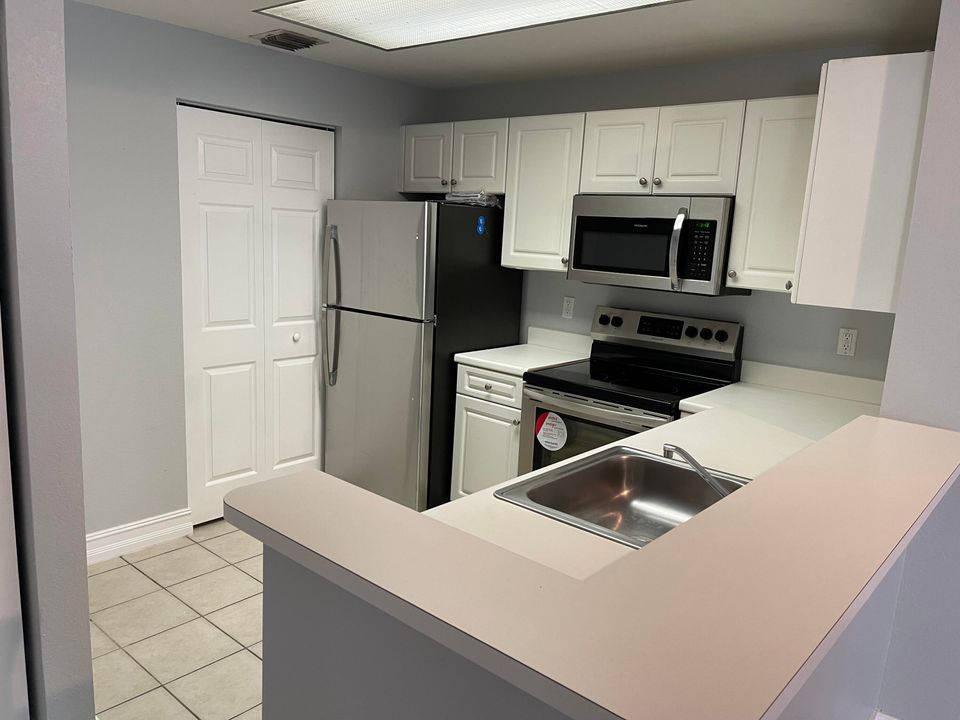 Active With Contract: $2,700 (3 beds, 2 baths, 1278 Square Feet)