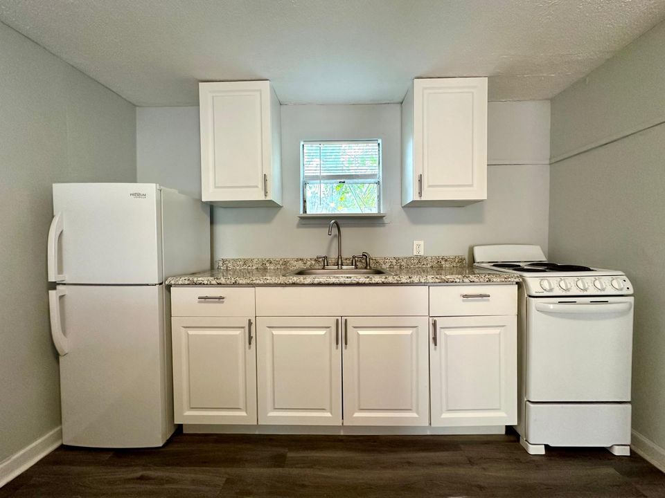 Active With Contract: $1,650 (1 beds, 1 baths, 850 Square Feet)