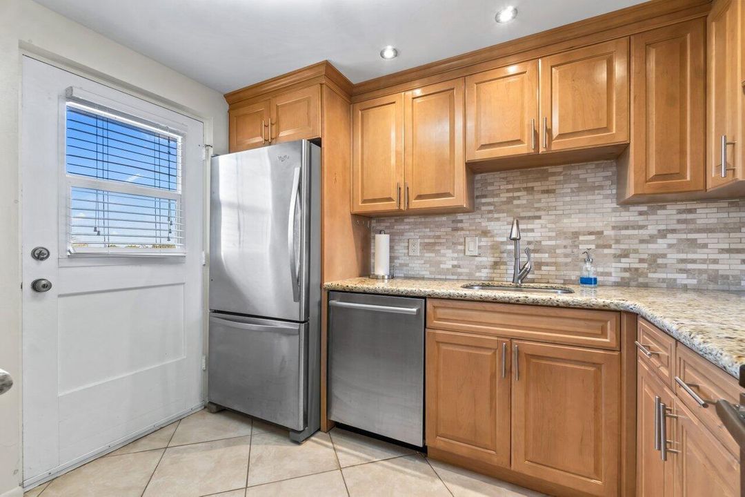 For Sale: $275,000 (2 beds, 2 baths, 1200 Square Feet)