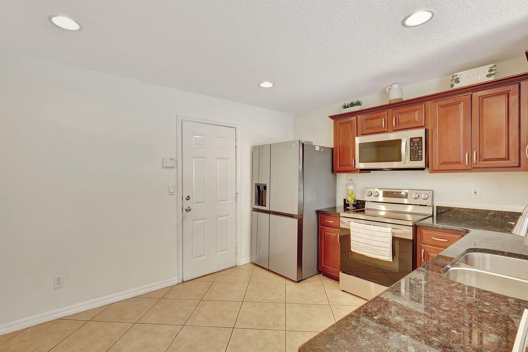 For Sale: $394,900 (4 beds, 2 baths, 1938 Square Feet)