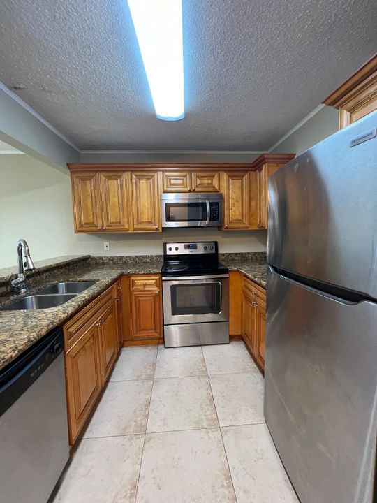 Active With Contract: $1,950 (2 beds, 2 baths, 904 Square Feet)