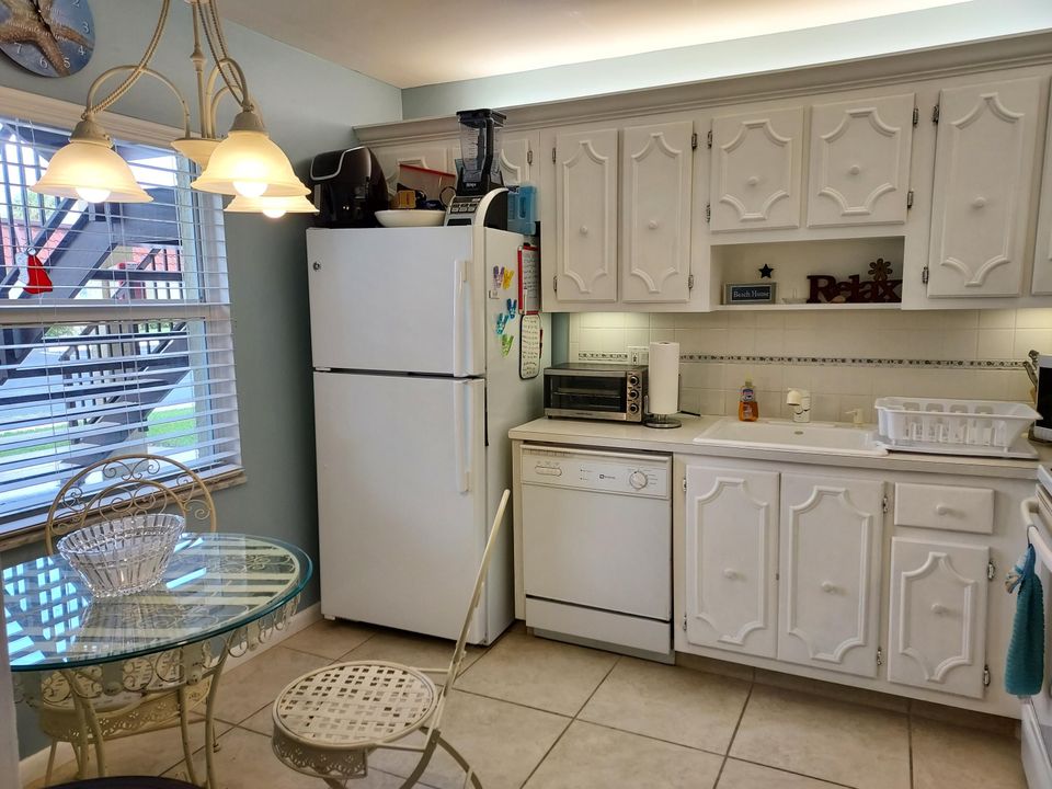 For Rent: $4,800 (2 beds, 2 baths, 1000 Square Feet)