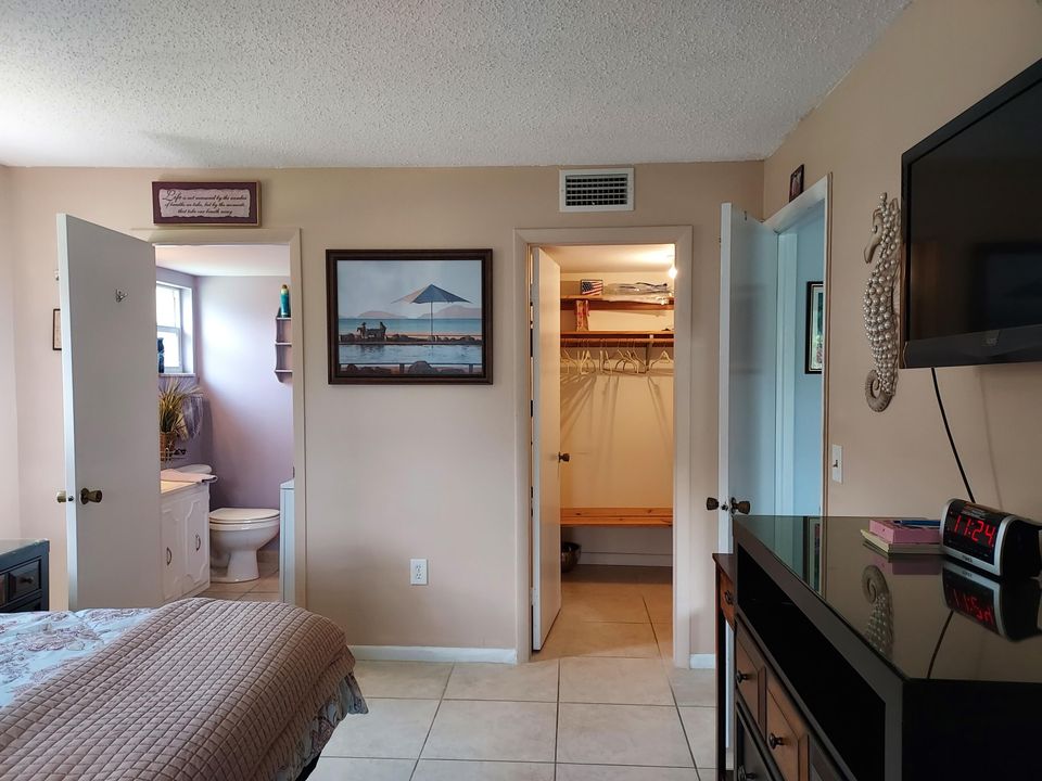 For Rent: $4,800 (2 beds, 2 baths, 1000 Square Feet)
