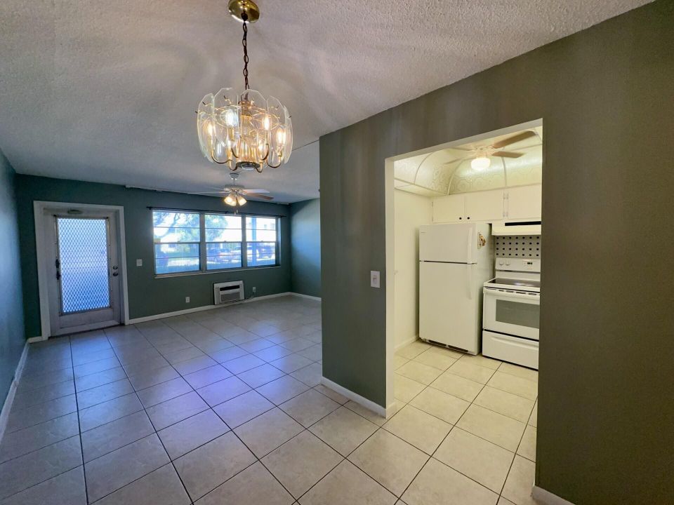 Active With Contract: $1,300 (1 beds, 1 baths, 570 Square Feet)