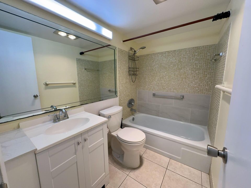 Active With Contract: $1,300 (1 beds, 1 baths, 570 Square Feet)