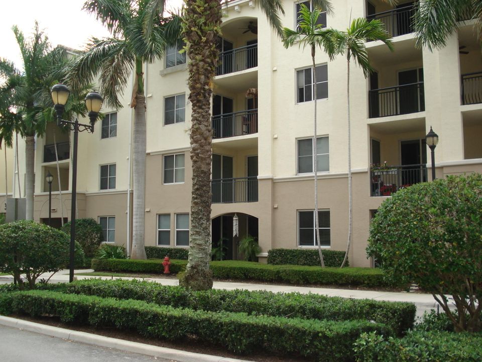 Active With Contract: $2,300 (2 beds, 2 baths, 1012 Square Feet)