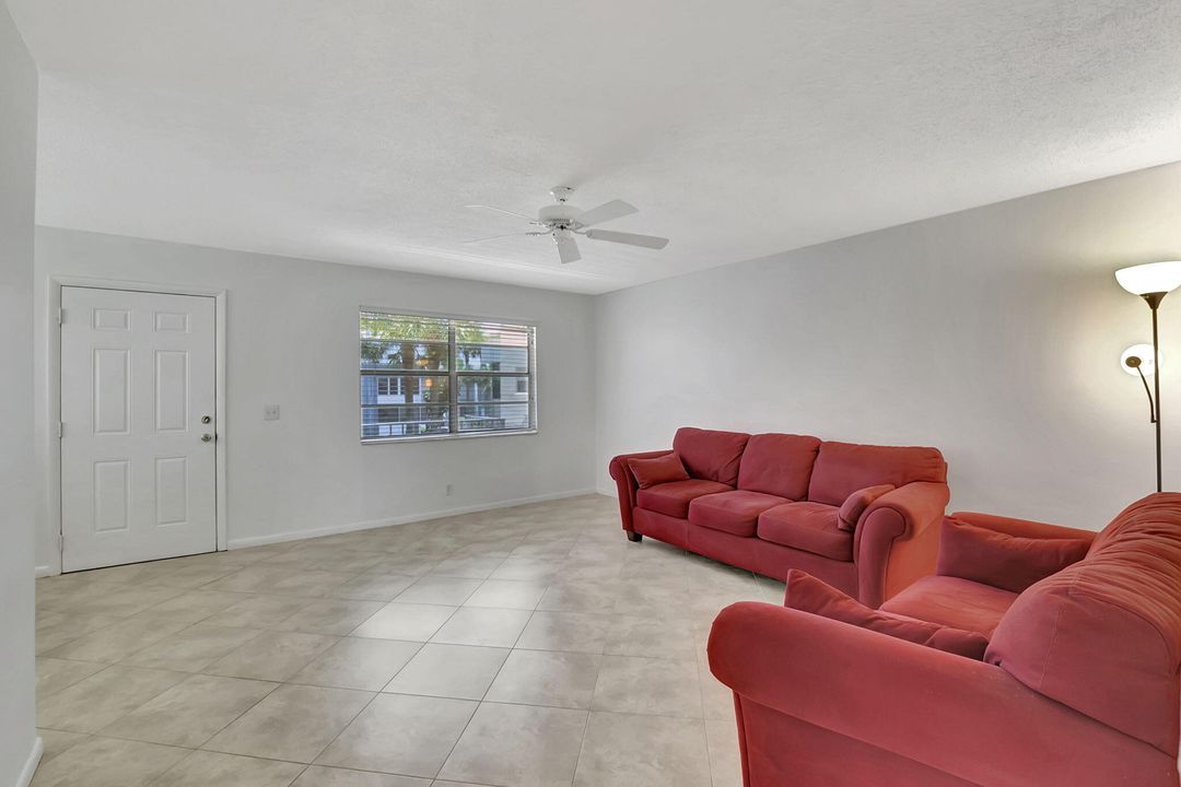 Active With Contract: $149,000 (2 beds, 2 baths, 907 Square Feet)