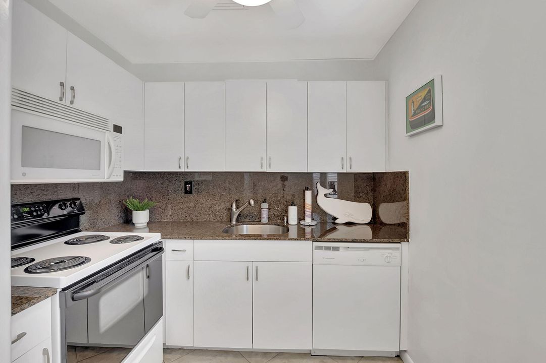 Active With Contract: $149,000 (2 beds, 2 baths, 907 Square Feet)