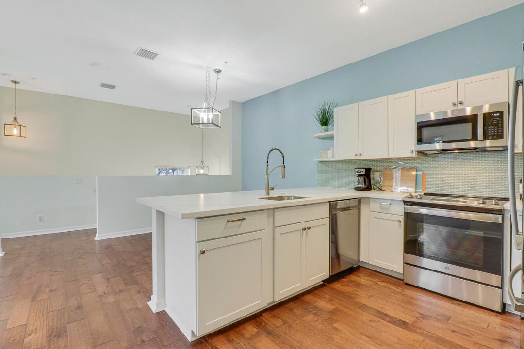 Active With Contract: $2,400 (2 beds, 2 baths, 981 Square Feet)