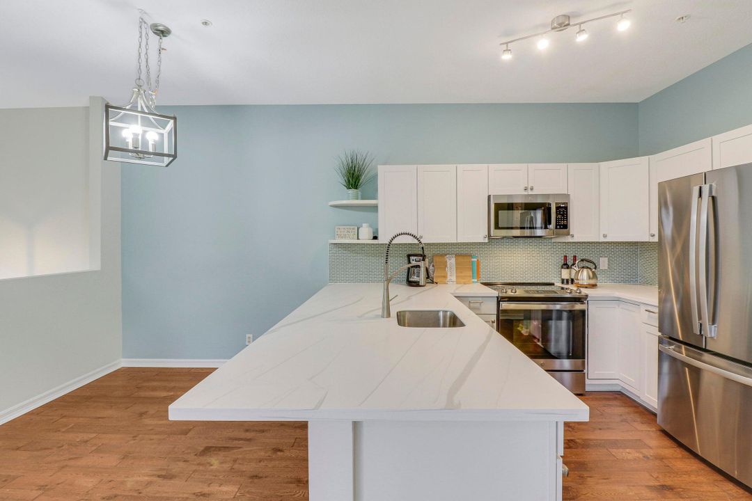 Active With Contract: $2,400 (2 beds, 2 baths, 981 Square Feet)