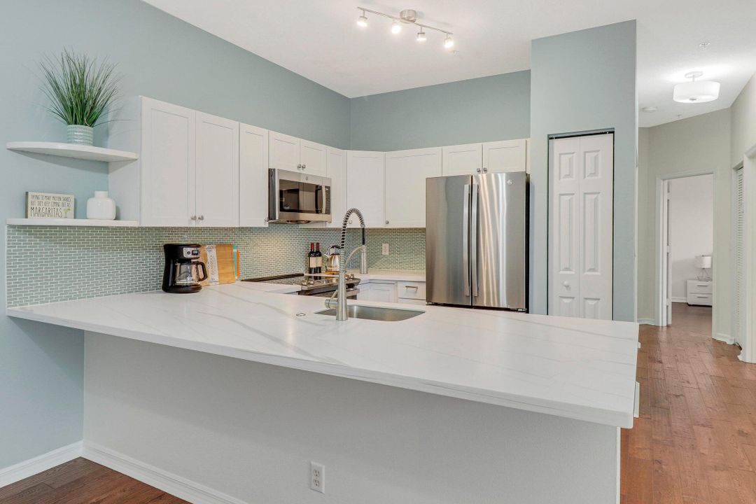 Active With Contract: $2,400 (2 beds, 2 baths, 981 Square Feet)