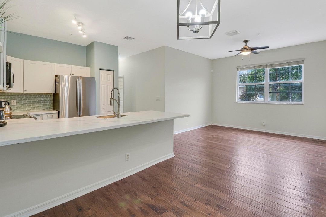 Active With Contract: $2,400 (2 beds, 2 baths, 981 Square Feet)