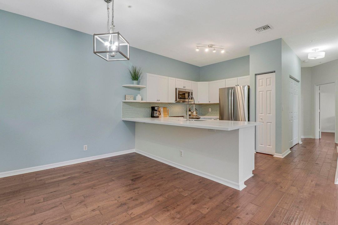 Active With Contract: $2,400 (2 beds, 2 baths, 981 Square Feet)