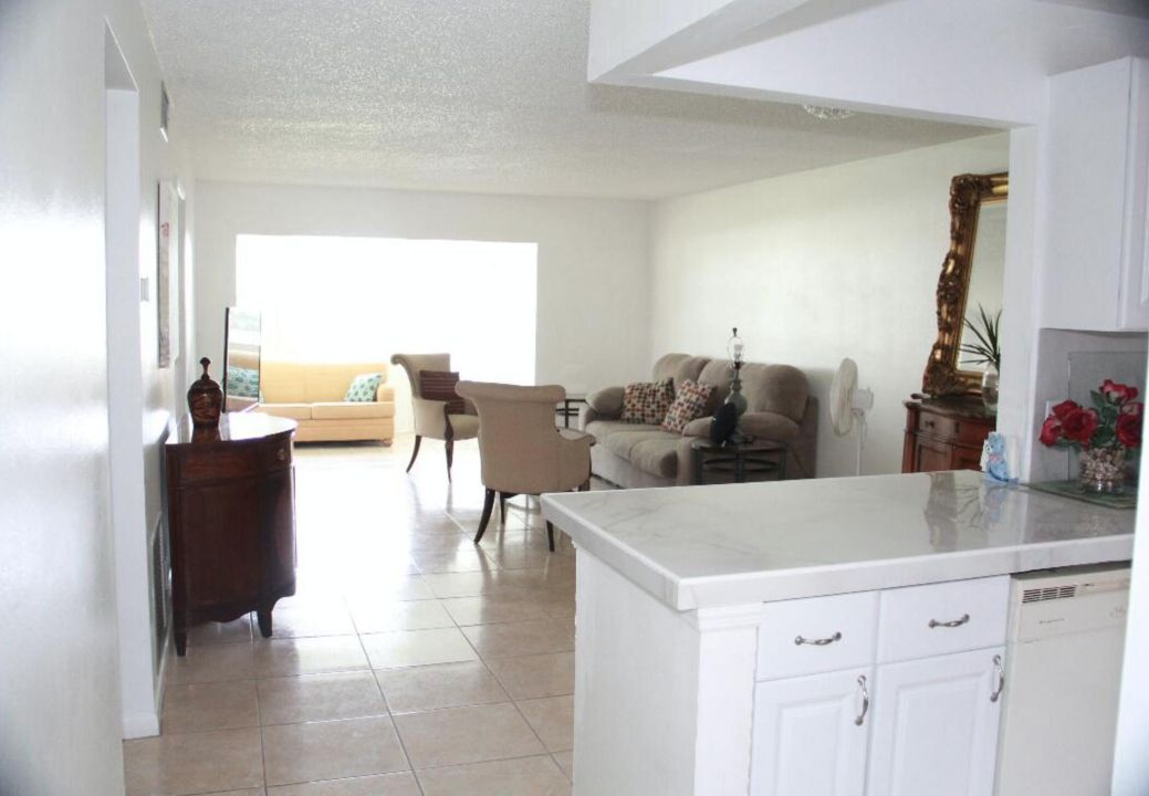 For Sale: $178,900 (2 beds, 2 baths, 941 Square Feet)