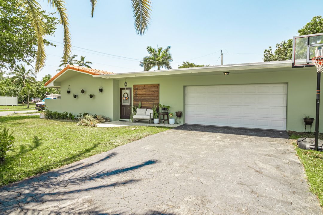 For Sale: $799,000 (3 beds, 2 baths, 2565 Square Feet)