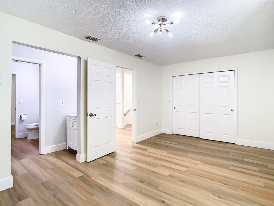 For Sale: $299,000 (2 beds, 1 baths, 1360 Square Feet)