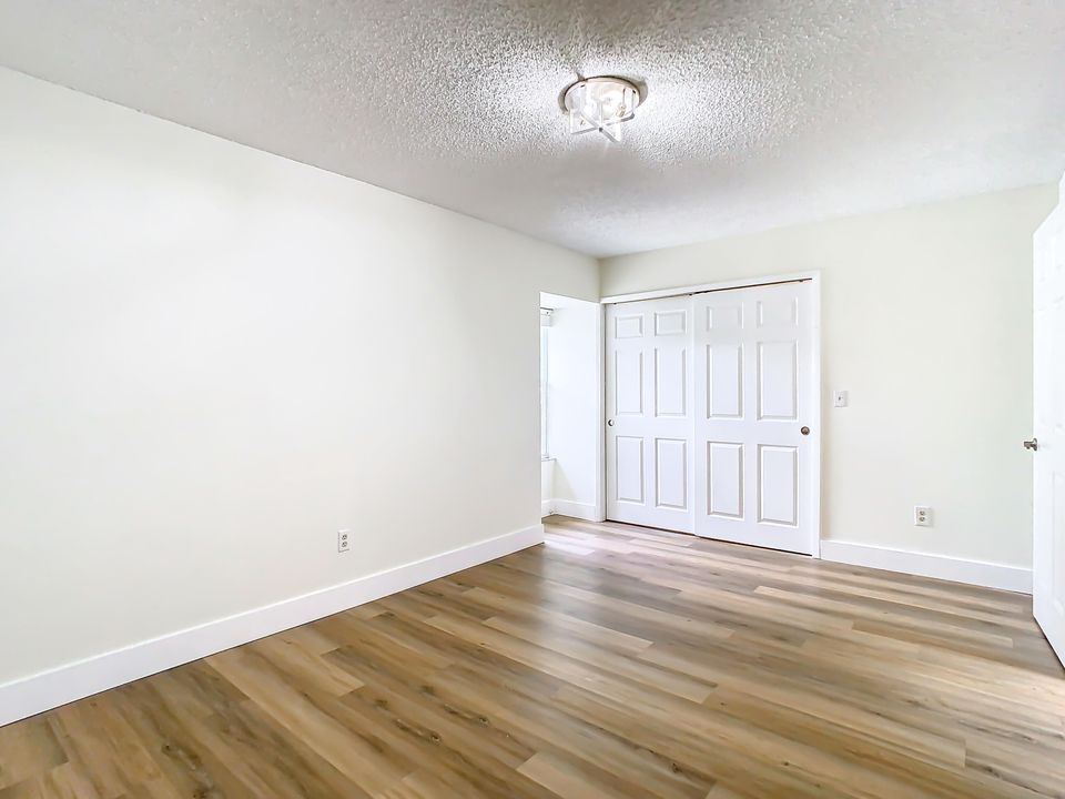 For Sale: $299,000 (2 beds, 1 baths, 1360 Square Feet)