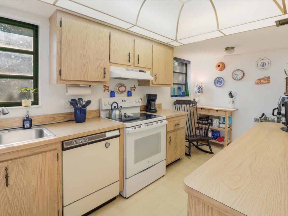 For Sale: $208,000 (2 beds, 2 baths, 984 Square Feet)