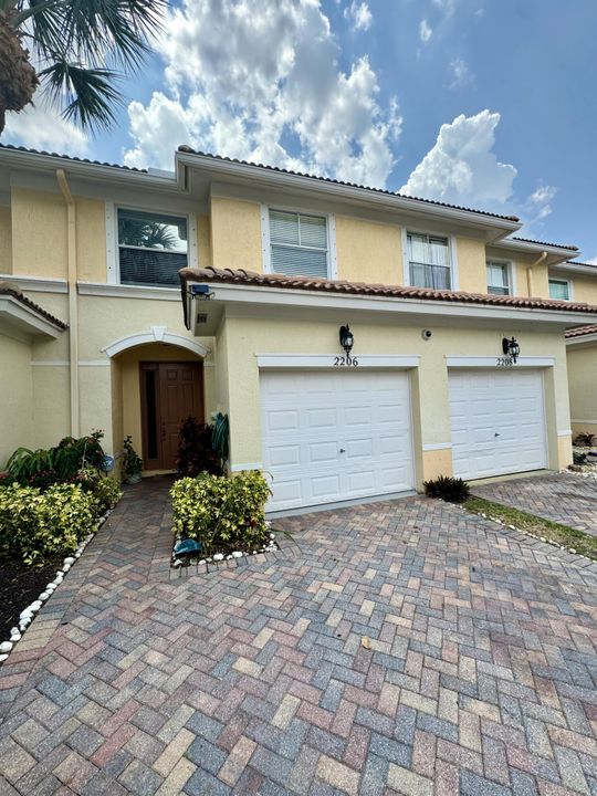 Recently Sold: $380,000 (3 beds, 2 baths, 1652 Square Feet)