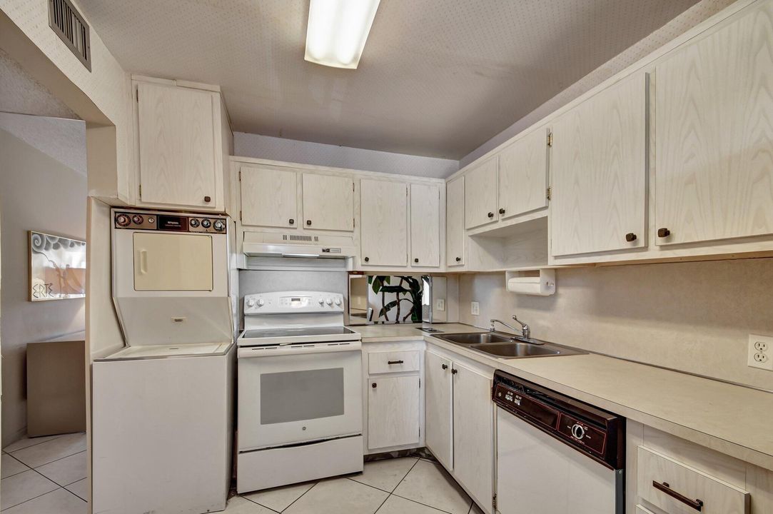 Active With Contract: $199,000 (2 beds, 2 baths, 1005 Square Feet)