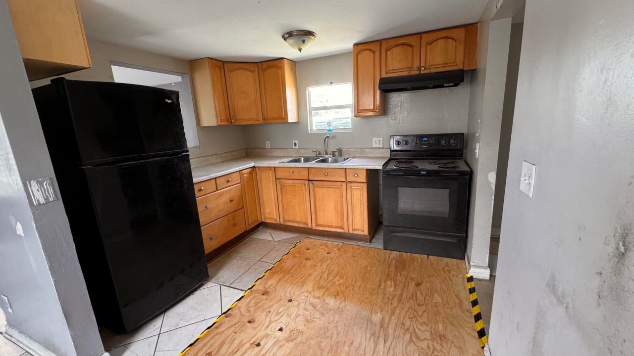 Active With Contract: $199,900 (2 beds, 1 baths, 909 Square Feet)