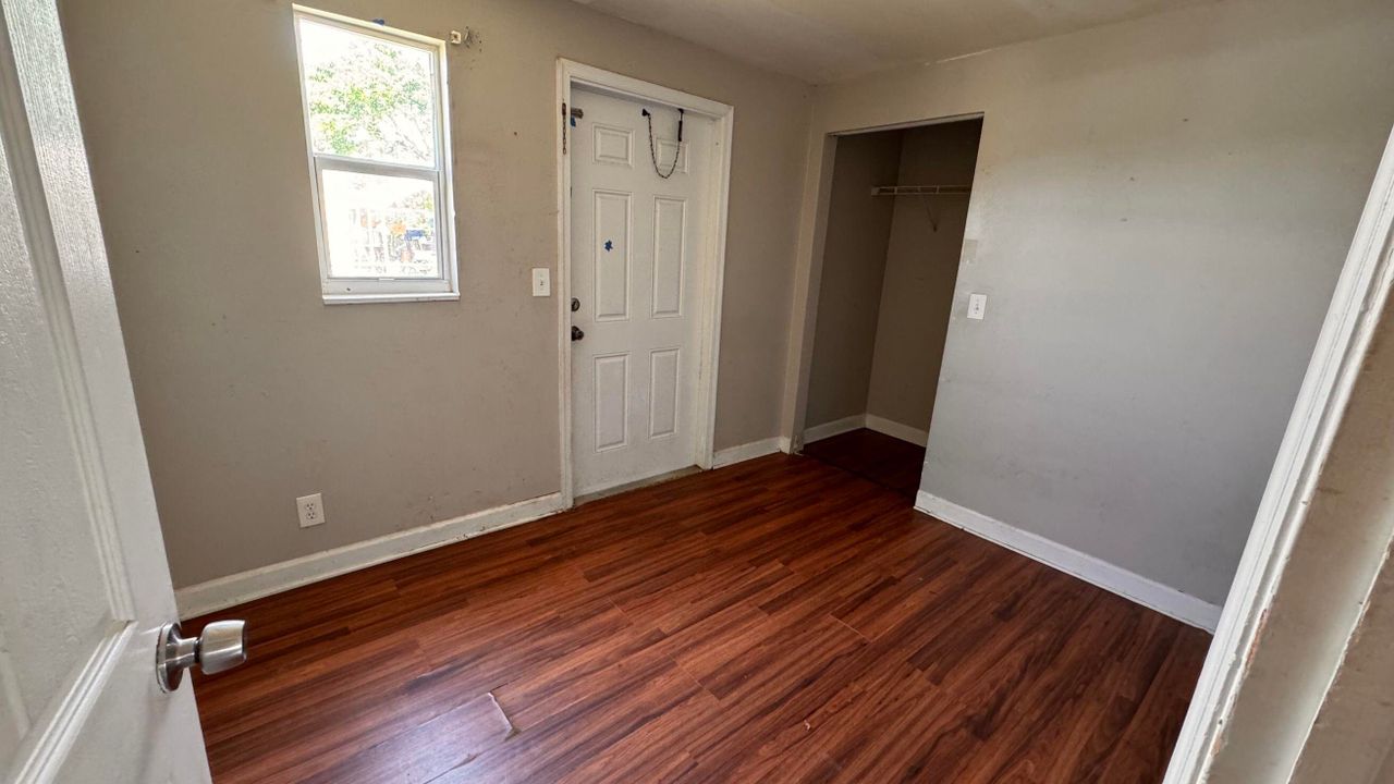 Active With Contract: $199,900 (2 beds, 1 baths, 909 Square Feet)