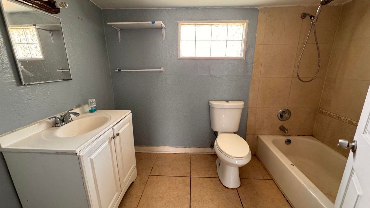 Active With Contract: $199,900 (2 beds, 1 baths, 909 Square Feet)