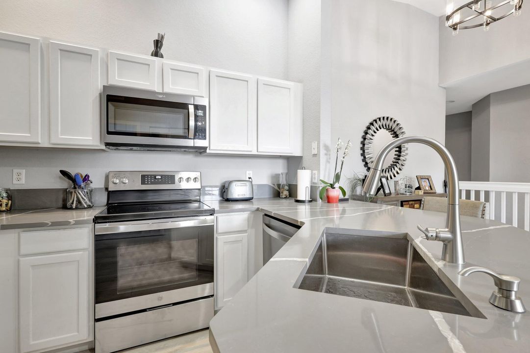 Active With Contract: $259,900 (2 beds, 2 baths, 1022 Square Feet)