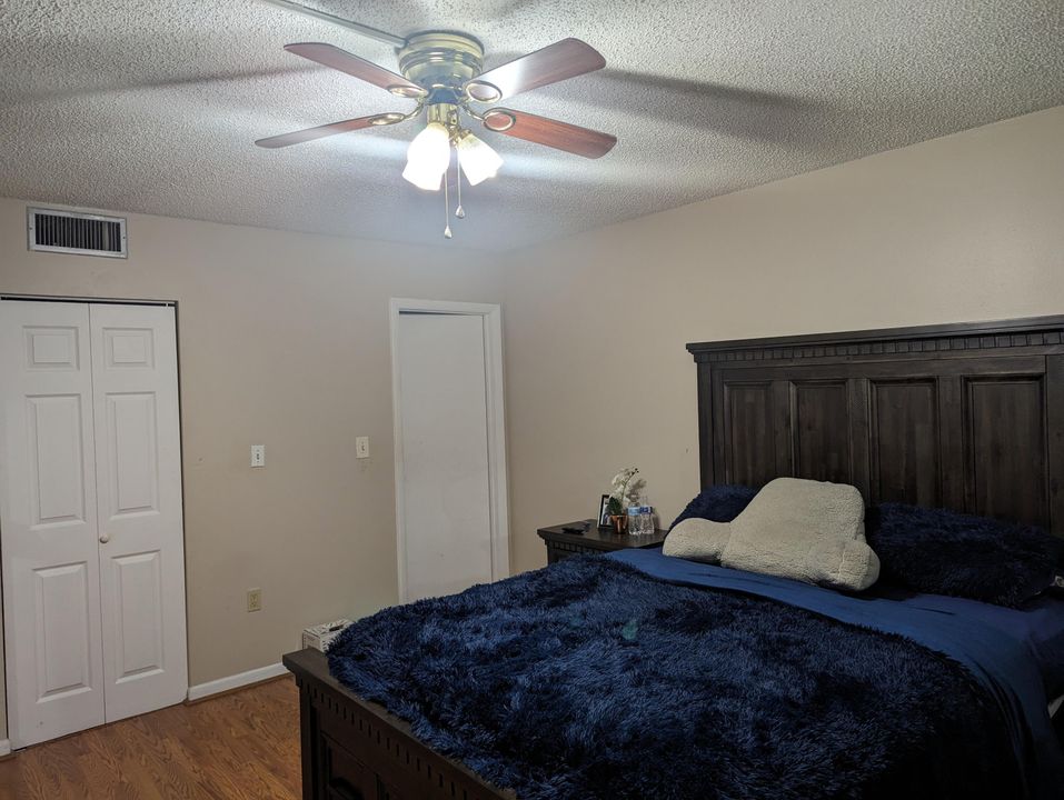 For Sale: $120,000 (1 beds, 1 baths, 833 Square Feet)