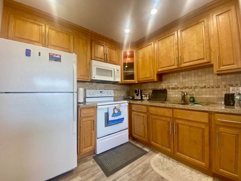 For Rent: $1,850 (1 beds, 1 baths, 720 Square Feet)
