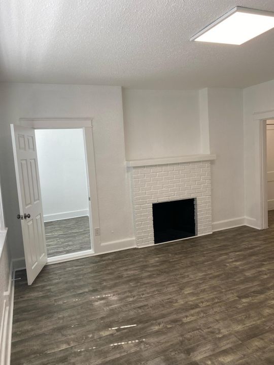 For Rent: $2,399 (2 beds, 1 baths, 875 Square Feet)