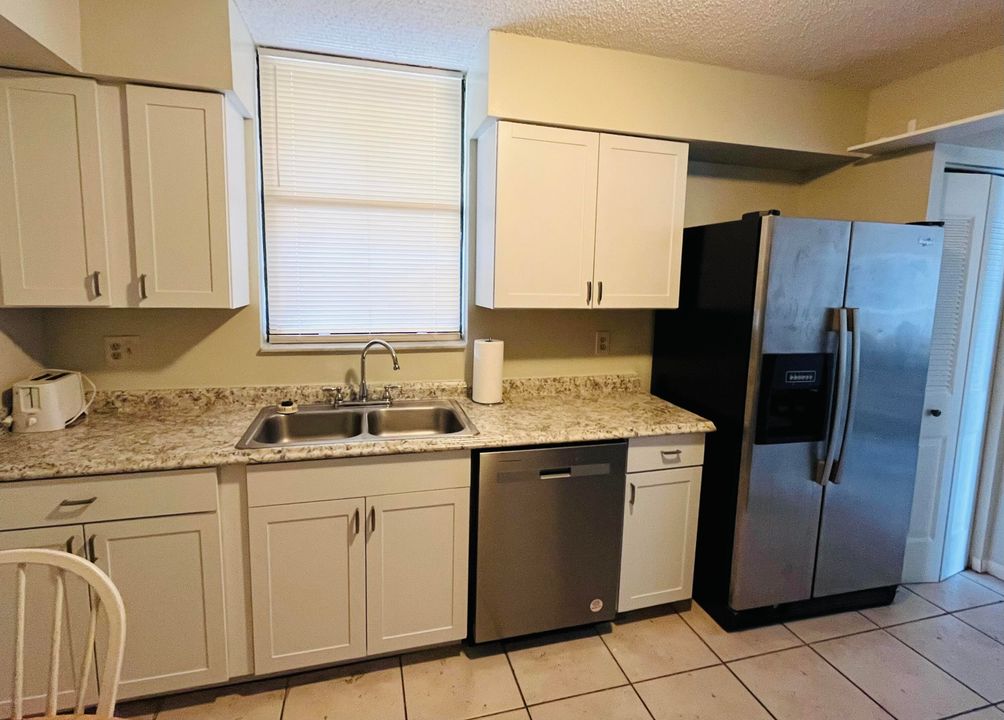 Active With Contract: $1,800 (1 beds, 1 baths, 724 Square Feet)