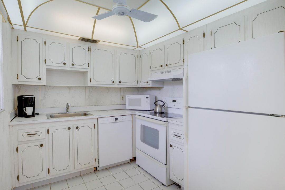 Active With Contract: $125,000 (2 beds, 2 baths, 880 Square Feet)