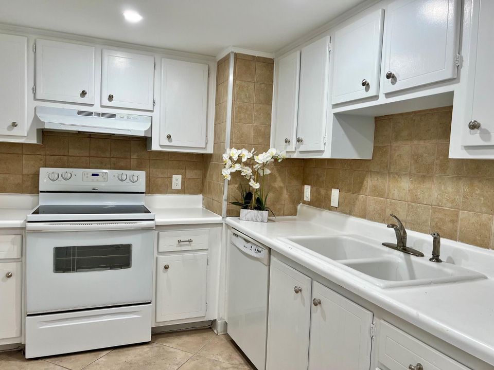 For Rent: $2,295 (2 beds, 2 baths, 1170 Square Feet)