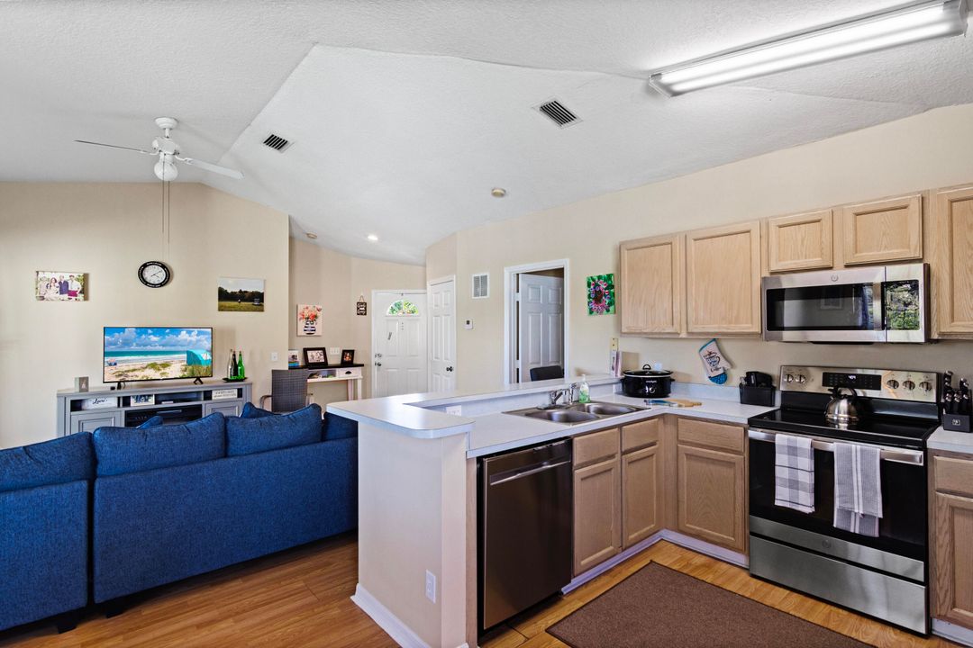 For Sale: $228,000 (2 beds, 2 baths, 1029 Square Feet)