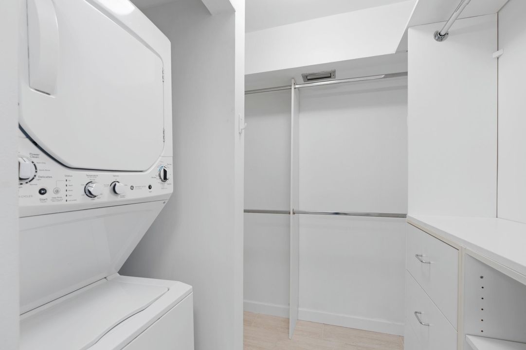 Active With Contract: $2,200 (2 beds, 2 baths, 1196 Square Feet)